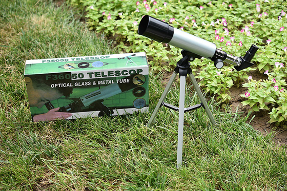 Experimente a beleza do céu noturno com o Telescópio Profissional F36050 e o tripé